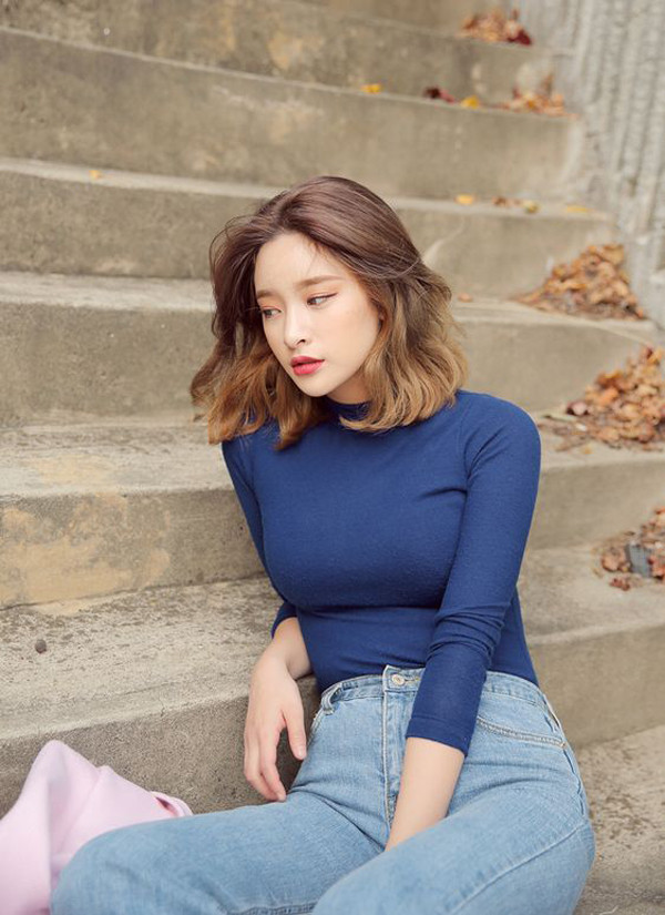  Nếu có tỷ lệ khuôn mặt cân đối, hãy tạo kiểu tóc rẽ ngôi giữa, uốn xoăn nhẹ và nhuộm màu sáng.