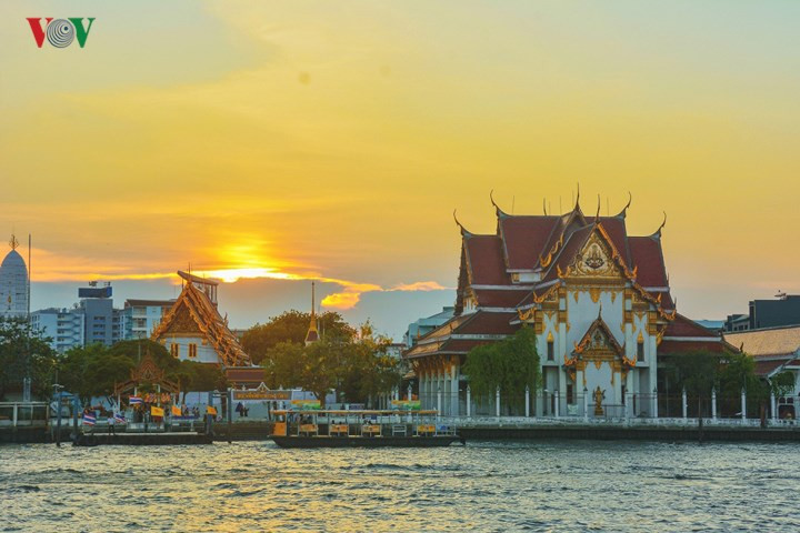 Đi dọc sông, bạn cũng được ngắm những ngôi chùa soi bóng xuống dòng sông trong ánh bình minh, hoàng hôn rực rỡ.