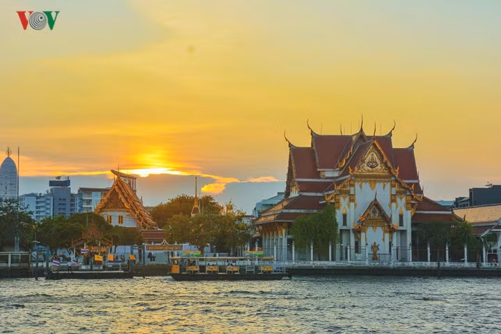 Đi dọc sông, bạn cũng được ngắm những ngôi chùa soi bóng xuống dòng sông trong ánh bình minh, hoàng hôn rực rỡ.