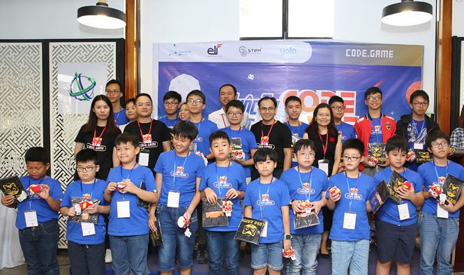  Ban tổ chức tặng quà lưu niệm cho các thí sinh tham gia vòng chung kết cuộc thi