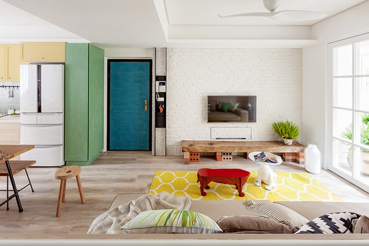  Phòng khách là bộ sưu tập của những bảng màu tự nhiên và rực rỡ gồm xanh lá cây, trắng, vàng, đỏ, màu nâu gỗ tạo những điểm nhấn siêu xinh cực kỳ hút mắt.