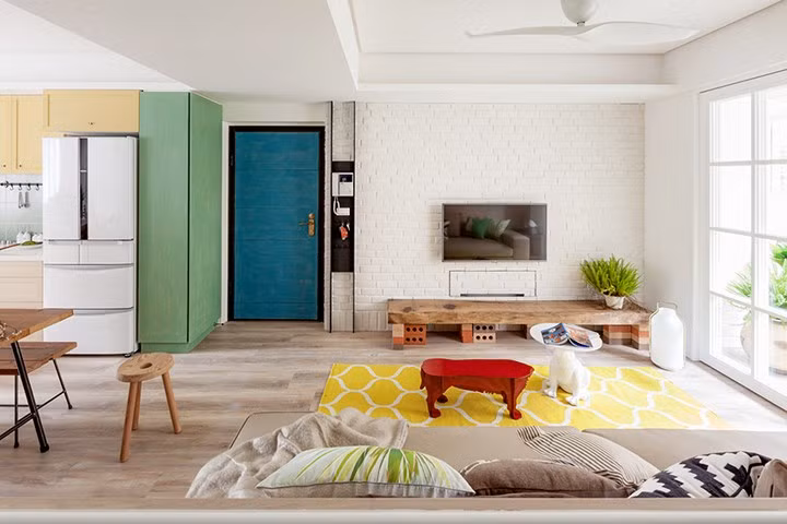  Phòng khách là bộ sưu tập của những bảng màu tự nhiên và rực rỡ gồm xanh lá cây, trắng, vàng, đỏ, màu nâu gỗ tạo những điểm nhấn siêu xinh cực kỳ hút mắt.