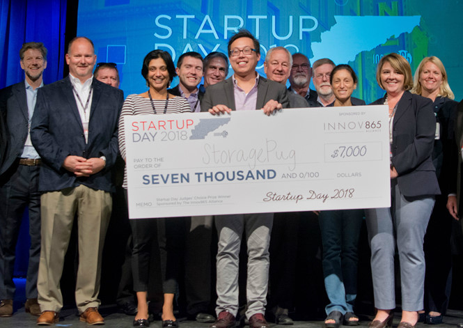 Tommy Nguyen va đồng sự nhận giải thưởng