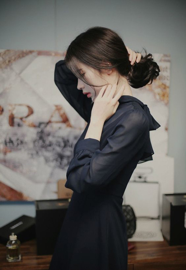 Kiểu tóc đen xõa thẳng với phần mái dài mang đến vẻ đẹp dịu dàng, nữ tính.