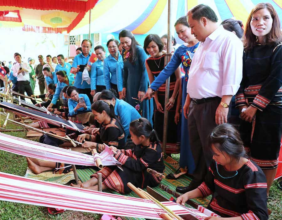 Nhiều ý tưởng khởi nghiệp từ ngành nghề truyền thống của phụ nữ đã được “tiếp sức” để biến thành hiện thực. Ảnh: N.B Nhiều ý tưởng khởi nghiệp từ ngành nghề truyền thống của phụ nữ đã được “tiếp sức” để biến thành hiện thực. Ảnh: N.B