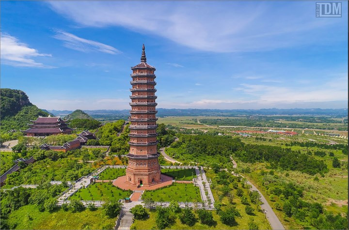 Bảo Tháp với chiều cao 100 m, 13 tầng, có thang máy và 72 bậc leo. Tòa bảo tháp là nơi trưng bày xá lợi Phật từ Ấn Độ. 