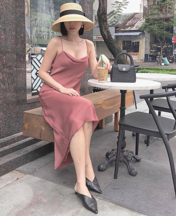 Mỗi khi xuống phố, Tóc Tiên thường thể hiện cách chọn lựa phụ kiện tinh tế để tạo nên tổng thể hài hòa cho từng set đồ.