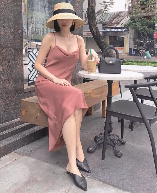 Mỗi khi xuống phố, Tóc Tiên thường thể hiện cách chọn lựa phụ kiện tinh tế để tạo nên tổng thể hài hòa cho từng set đồ.