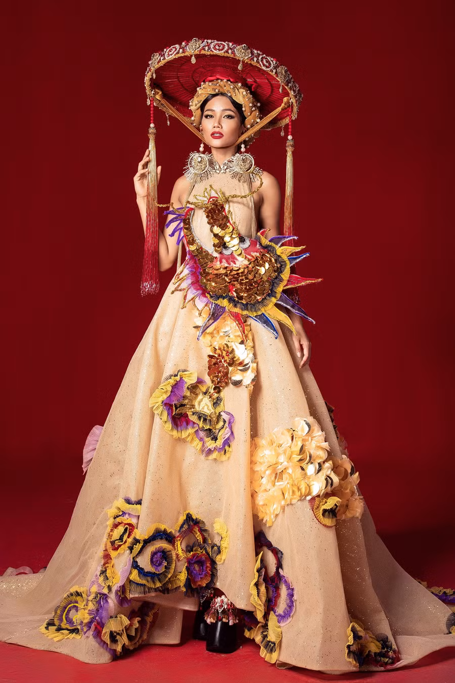 Điểm khó của bộ trang phục chính là phần nón vì H’Hen Niê phải chịu phần lực dồn xuống, nếu không biết cách giữ thăng bằng sẽ khó di chuyển. Ngoài ra, hình ảnh rồng uốn lượn cũng là một thử thách với Minh Phúc vì anh từng thử đặt rồng vào trang phục nhưng quá nặng và không thể di chuyển được. 