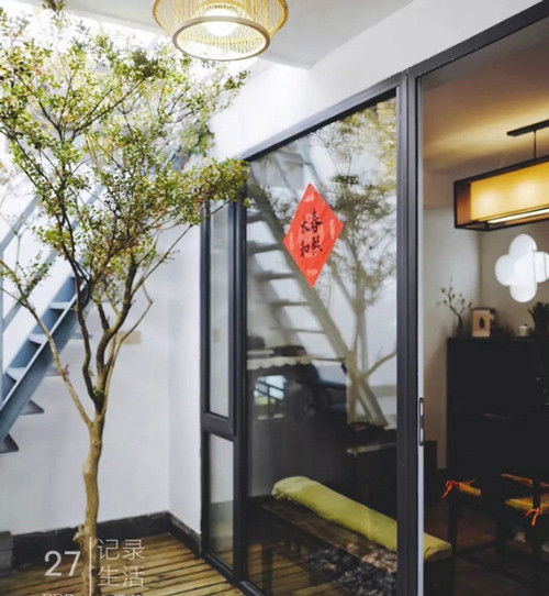 Cô gái trẻ trồng cả cây ở hiên nhà. Cô gái trẻ trồng cả cây ở hiên nhà.