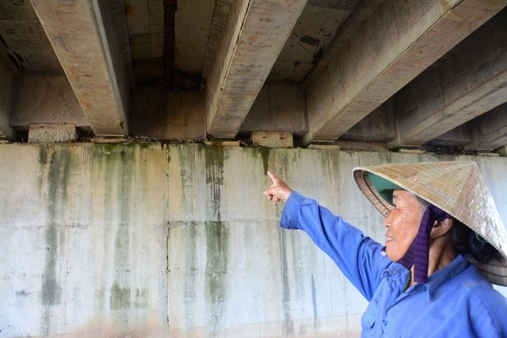 Bà Võ Thị Hường (Xã Bình Trung) cho biết, sau một trận mưa, nước từ trên mặt đường thấm xuống dầm cầu chui, chảy lênh láng