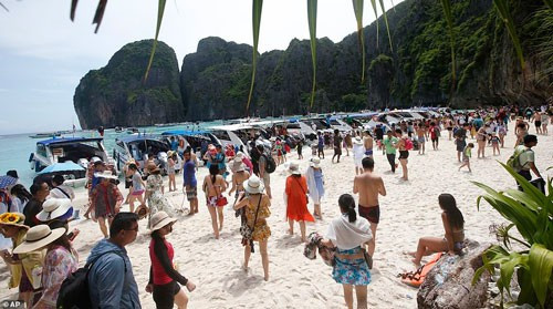 Thái Lan sẽ đóng cửa vô thời hạn vịnh Maya để phục hồi hệ sinh thái. Ảnh: AP