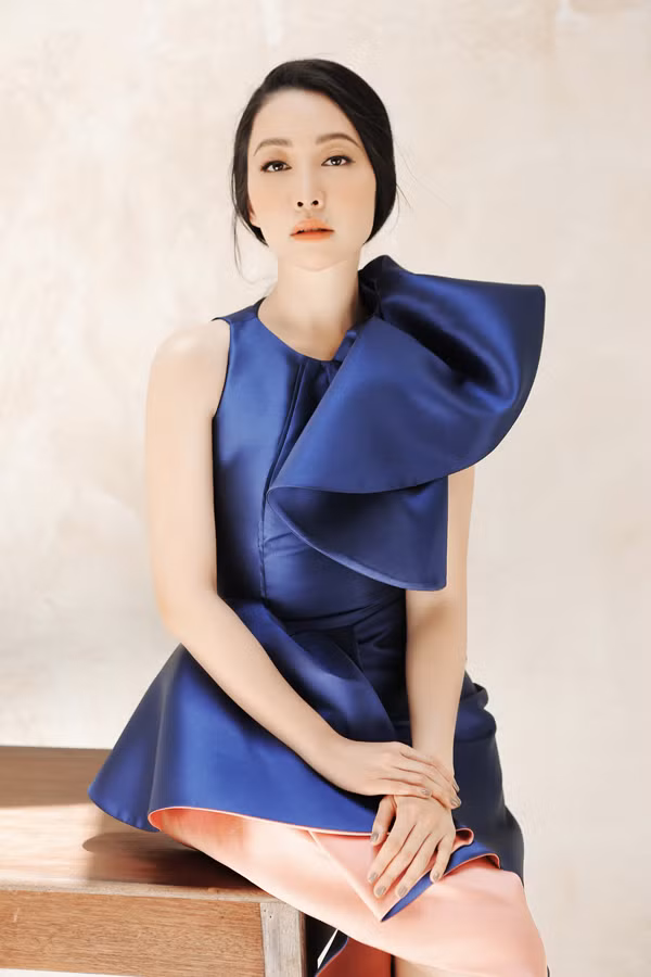 Sau một thời gian dài lăng xê các kiểu váy lục bình, váy dệt họa tiết ánh kim, Phương My tạo nên sự mới mẻ cho phong cách thiết kế với bộ sưu tập 'Sonorous'. Sau một thời gian dài lăng xê các kiểu váy lục bình, váy dệt họa tiết ánh kim, Phương My tạo nên sự mới mẻ cho phong cách thiết kế với bộ sưu tập 'Sonorous'.