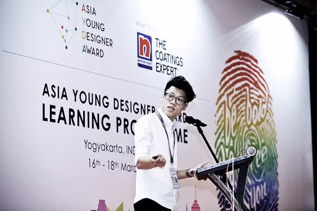 Trở thành thủ khoa cả đầu vào lẫn đầu ra của trường Đại học Mỹ thuật Công nghiệp, chàng trai Đặng Thành Duy tự nhủ bản thân phải càng cố gắng hơn nữa để chạm đến ước mơ có được những công trình ấn tượng. Trở thành thủ khoa cả đầu vào lẫn đầu ra của trường Đại học Mỹ thuật Công nghiệp, chàng trai Đặng Thành Duy tự nhủ bản thân phải càng cố gắng hơn nữa để chạm đến ước mơ có được những công trình ấn tượng.