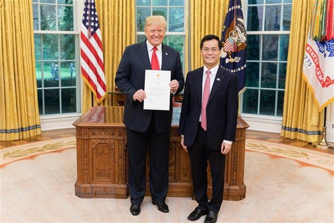 Đại sứ Hà Kim Ngọc trình Quốc thư lên Tổng thống Donald Trump hôm 17/9. (Ảnh: TTXVN phát) Đại sứ Hà Kim Ngọc trình Quốc thư lên Tổng thống Donald Trump hôm 17/9. (Ảnh: TTXVN phát)