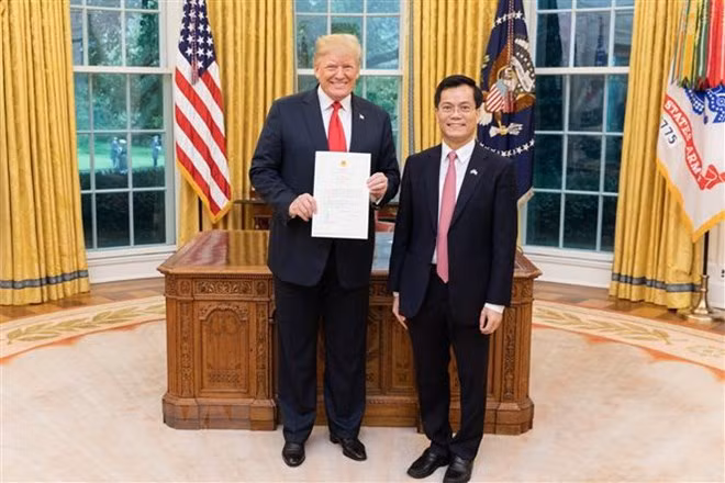 Đại sứ Hà Kim Ngọc trình Quốc thư lên Tổng thống Donald Trump hôm 17/9. (Ảnh: TTXVN phát)