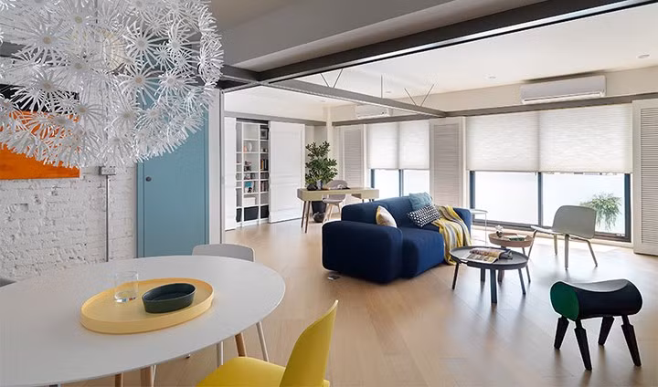 Như mọi căn hộ phong cách Bắc Âu khác ánh sáng luôn là thứ không thể thiếu.