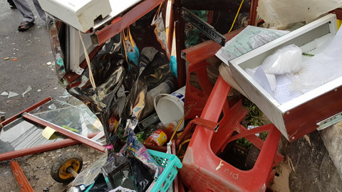 Tủ bán bánh mỳ của chị Thúy bị ủi bẹp ẢNH: LÂM VIÊN Tủ bán bánh mỳ của chị Thúy bị ủi bẹp ẢNH: LÂM VIÊN