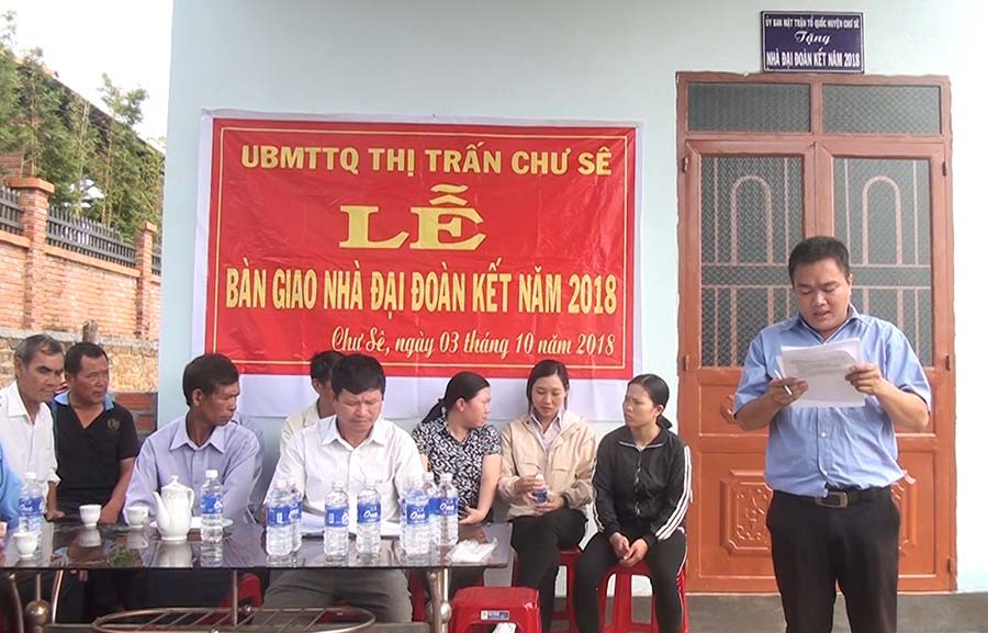 Lễ bàn giao nhà đại đoàn kết cho gia đình cháu Mến. Ảnh Hoàng Viên