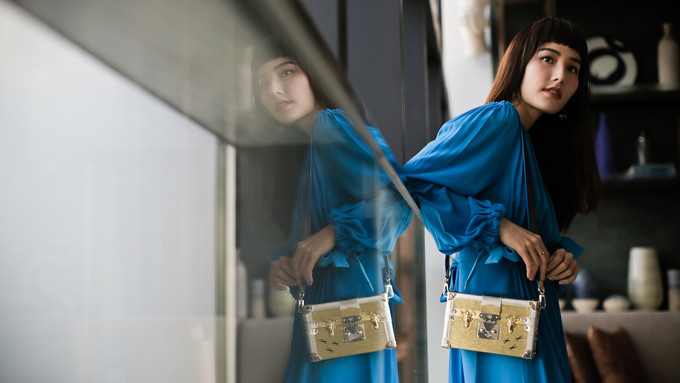 Khi rong ruổi phố xá, Diễm My chọn các kiểu áo sexy phối cùng quần jeans, quần kaki trắng. Lúc ghé thăm các quán cà phê, nhà hàng cô lại chuộng các kiểu váy tôn nét nữ tính. 