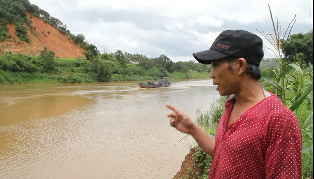 Người dân cho rằng đất nông nghiệp của họ bị sạt lở là do các tàu cát hút quá gần bờ.