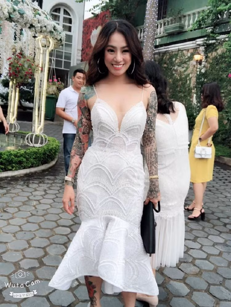  Xem hình ảnh của nàng dâu xăm trổ sở hữu vẻ đẹp siêu quyến rũ này.