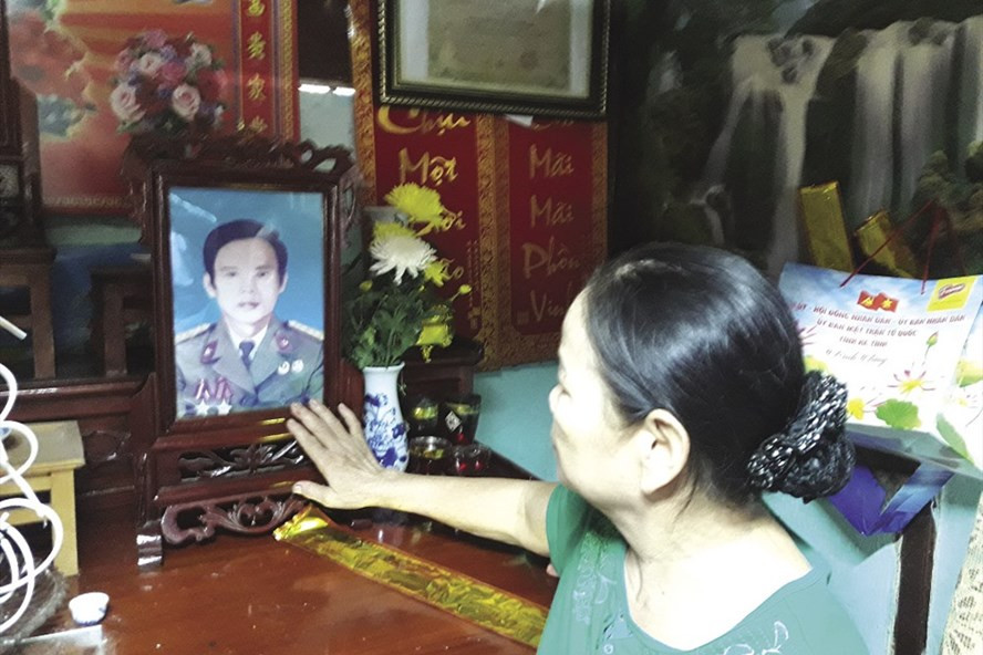 Di ảnh và bàn thờ chồng mà 26 năm qua, mẹ con bà Hợp luôn lo hương khói. Ảnh: TRẦN TUẤN