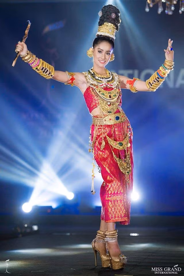 Vòng thi trang phục truyền thống của Hoa hậu Hòa bình diễn ra hôm 12/10 tại Myanmar. Sau 5 ngày bình chọn, ban tổ chức công bố 10 bộ cánh có điểm số cao nhất và chắc chắn góp mặt trong top 20 (10 bộ còn lại do giám khảo chấm). Được khán giả ủng hộ nhiều hơn cả là trang phục của Hoa hậu Campuchia Dy Lika, 20 tuổi. Một trong những điểm gây chú ý của trang phục này là bộ phụ kiện rất cầu kỳ.