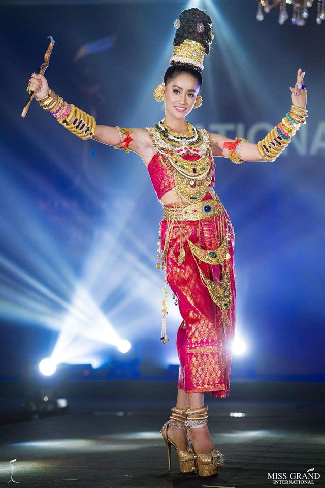 Vòng thi trang phục truyền thống của Hoa hậu Hòa bình diễn ra hôm 12/10 tại Myanmar. Sau 5 ngày bình chọn, ban tổ chức công bố 10 bộ cánh có điểm số cao nhất và chắc chắn góp mặt trong top 20 (10 bộ còn lại do giám khảo chấm). Được khán giả ủng hộ nhiều hơn cả là trang phục của Hoa hậu Campuchia Dy Lika, 20 tuổi. Một trong những điểm gây chú ý của trang phục này là bộ phụ kiện rất cầu kỳ.