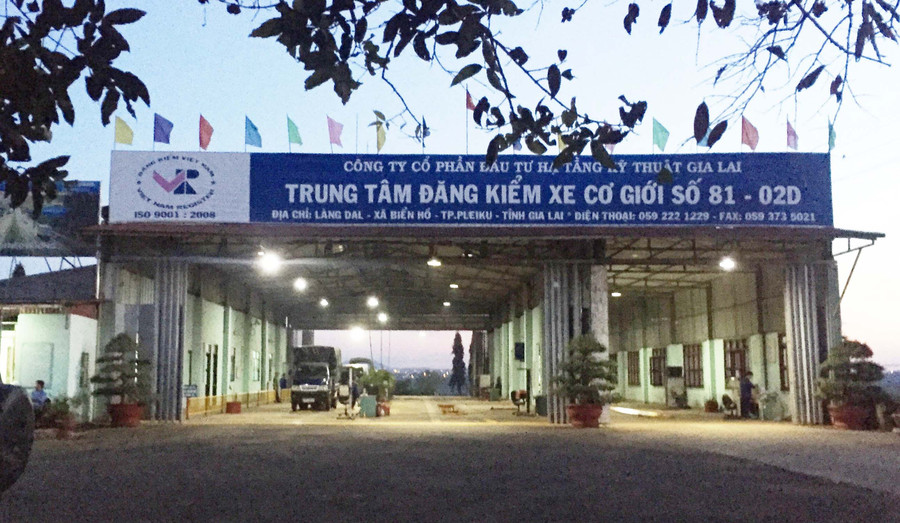  2 cán bộ của trung tâm đăng kiểm 8102D bị đình chỉ chức danh đăng kiểm viên. Ảnh: Văn Ngọc 