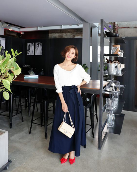 Những tông màu trầm ấm, phù hợp với tiết trời dịu mát thay thế cho các kiểu vải in hoa, in họa tiết rực rỡ ở mùa cũ.