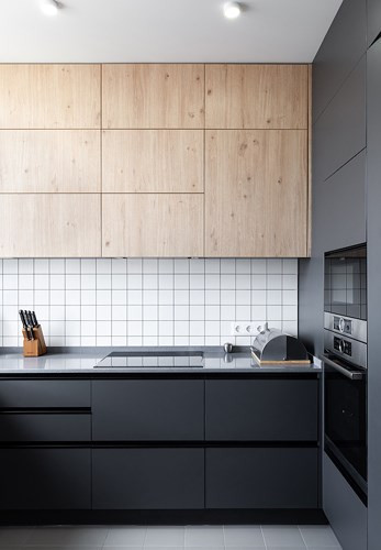 Tủ bếp bằng gỗ thiết kế âm tường tiết kiệm diện tích.