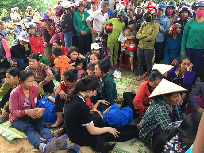 Người thân gia đình anh Thành đau đớn trước sự ra đi bất ngờ của cả gia đình anh