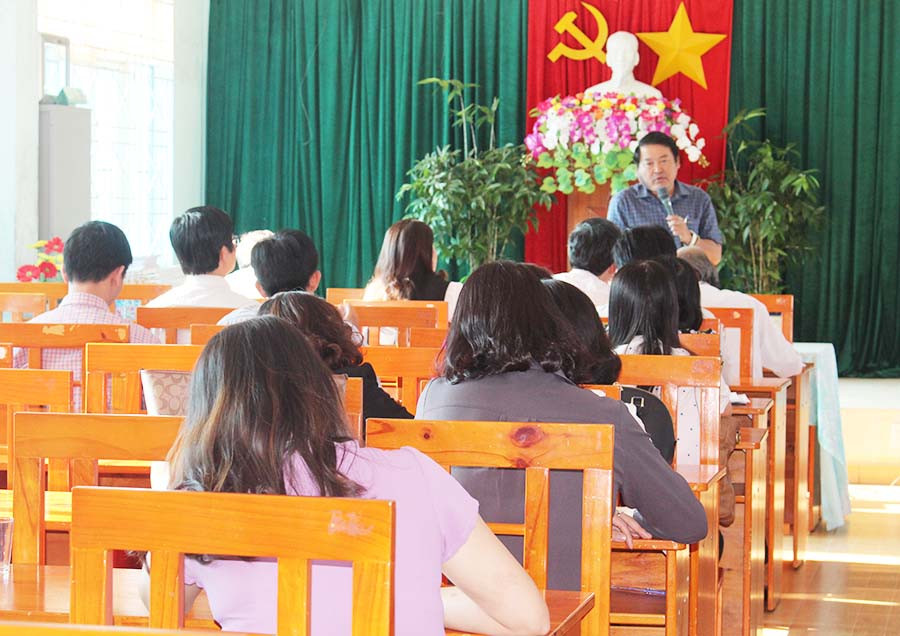  Ông Nguyễn Tư Sơn-Giám đốc Sở GD-ĐT gặp gỡ đội ngũ cán bộ, giáo viên ôn thi đội tuyển học sinh giỏi quốc gia. Ảnh: Nguyễn Giang