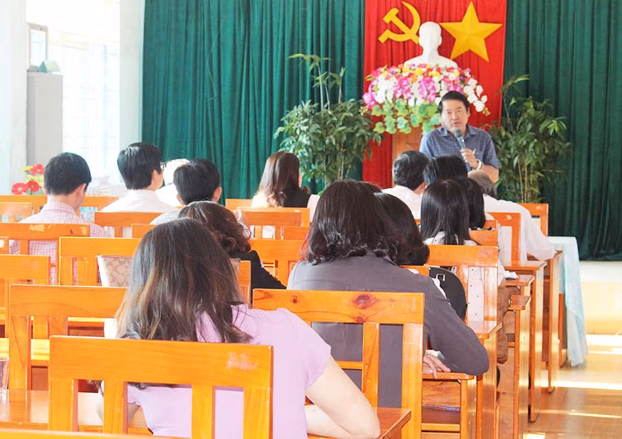  Ông Nguyễn Tư Sơn-Giám đốc Sở GD-ĐT gặp gỡ đội ngũ cán bộ, giáo viên ôn thi đội tuyển học sinh giỏi quốc gia. Ảnh: Nguyễn Giang