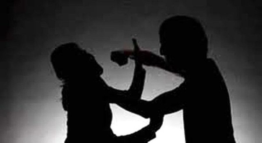 Cô H bị chồng cũ lao vào phòng ôm, rồi kích mìn nổ (Ảnh minh họa) Cô H bị chồng cũ lao vào phòng ôm, rồi kích mìn nổ (Ảnh minh họa)