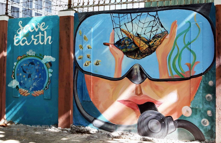 Một tác phẩm kêu gọi mọi người bảo vệ động vật và môi trường. (Ảnh: Trần Lê Lâm/TTXVN)