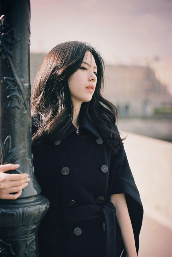  Nếu tóc dài quá vai, bạn có thể uốn xoăn nhẹ nhàng để tăng độ dày cho tóc.