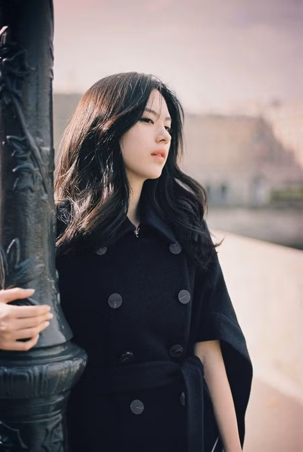  Nếu tóc dài quá vai, bạn có thể uốn xoăn nhẹ nhàng để tăng độ dày cho tóc.