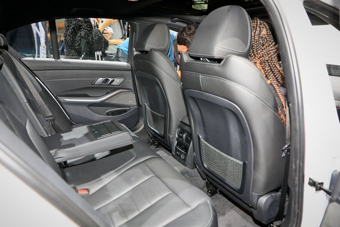 Mẫu sedan của BMW gia tăng các kích thước giúp khoảng để chân ở hàng ghế sau rộng hơn. Xe trang bị các chức năng an toàn như: kiểm soát hành trình, hỗ trợ giữ làn, cảnh báo va chạm chủ động các vật thể trên đường, bên hông xe, cảnh báo kẹt xe, cảnh báo di chuyển sai phần đường. Mẫu sedan của BMW gia tăng các kích thước giúp khoảng để chân ở hàng ghế sau rộng hơn. Xe trang bị các chức năng an toàn như: kiểm soát hành trình, hỗ trợ giữ làn, cảnh báo va chạm chủ động các vật thể trên đường, bên hông xe, cảnh báo kẹt xe, cảnh báo di chuyển sai phần đường.
