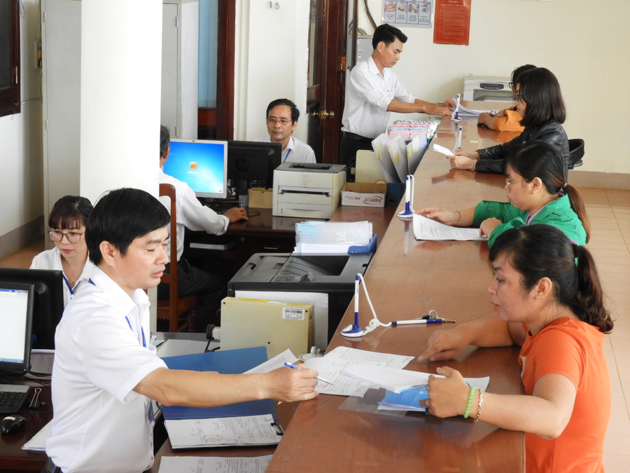  Giải quyết thủ tục hành chính tại Kho bạc Nhà nước huyện Ia Grai. Ảnh: T.N