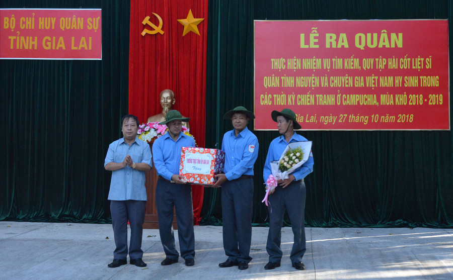 Phó Bí thư Tỉnh ủy Châu Ngọc Tuấn tặng hoa và quà cho đội K52. Ảnh: Anh Huy