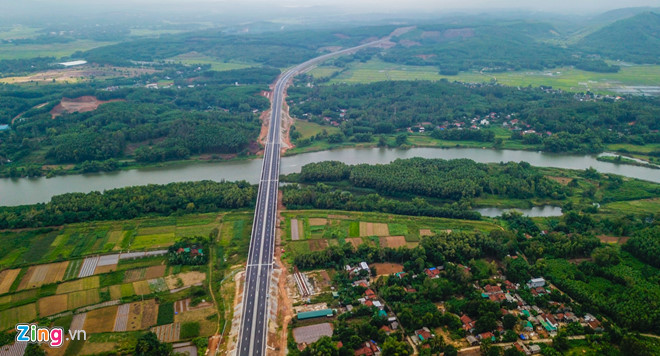 Cầu Trà Bồng, tuyến cao tốc Đà Nẵng - Quảng Ngãi, nơi xảy ra sự cố thấm dột. Ảnh: Minh Hoàng.