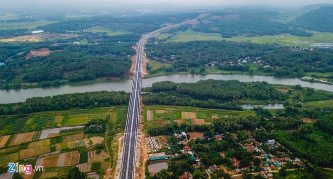 Cầu Trà Bồng, tuyến cao tốc Đà Nẵng - Quảng Ngãi, nơi xảy ra sự cố thấm dột. Ảnh: Minh Hoàng.
