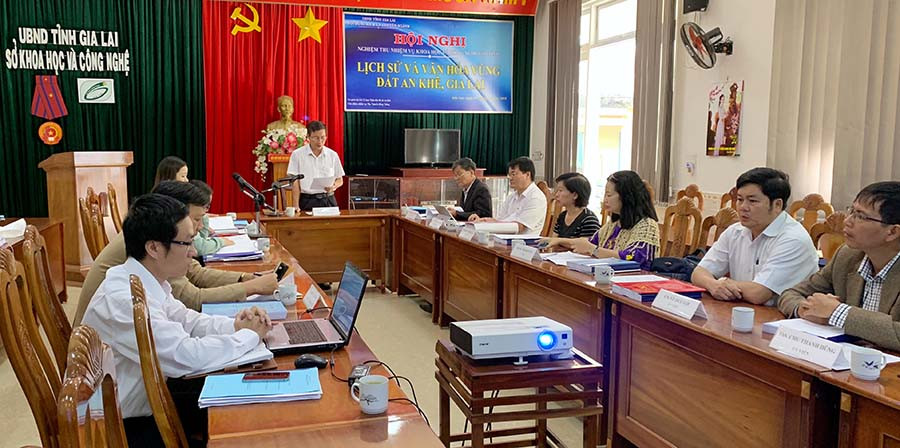 Thạc sĩ Nguyễn Hồng Thắng trình bày tóm tắt đề tài trước hội đồng Khoa học và Công nghệ. Ảnh: Hoàng Ngọc