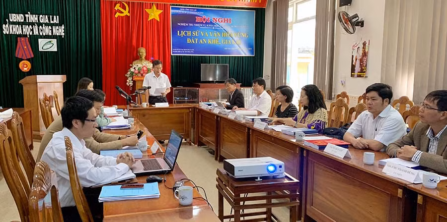 Thạc sĩ Nguyễn Hồng Thắng trình bày tóm tắt đề tài trước hội đồng Khoa học và Công nghệ. Ảnh: Hoàng Ngọc