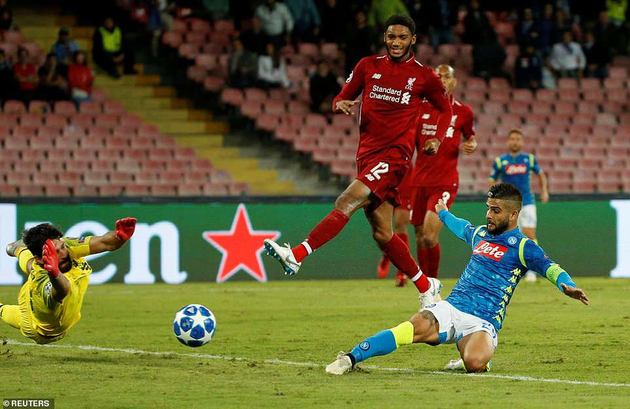 Liverpool (áo đỏ) gục ngã trước Napoli. (Ảnh: Reuters) Liverpool (áo đỏ) gục ngã trước Napoli. (Ảnh: Reuters)