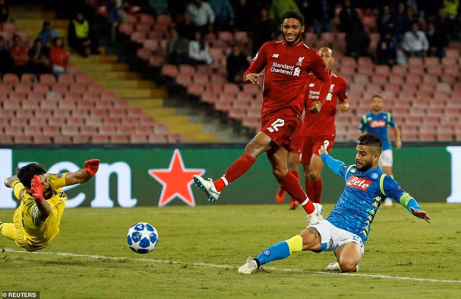 Liverpool (áo đỏ) gục ngã trước Napoli. (Ảnh: Reuters)