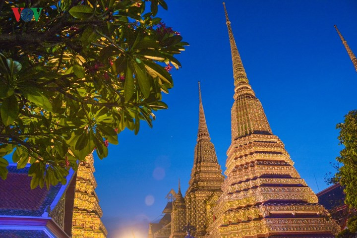 Hãy ghé thăm những ngôi chùa tuyệt đẹp dọc sông, Wat Arun – chùa bình minh, Wat Pho với tượng Phật nằm khổng lồ,...