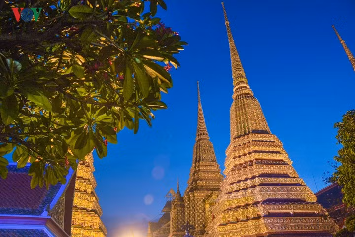 Hãy ghé thăm những ngôi chùa tuyệt đẹp dọc sông, Wat Arun – chùa bình minh, Wat Pho với tượng Phật nằm khổng lồ,...